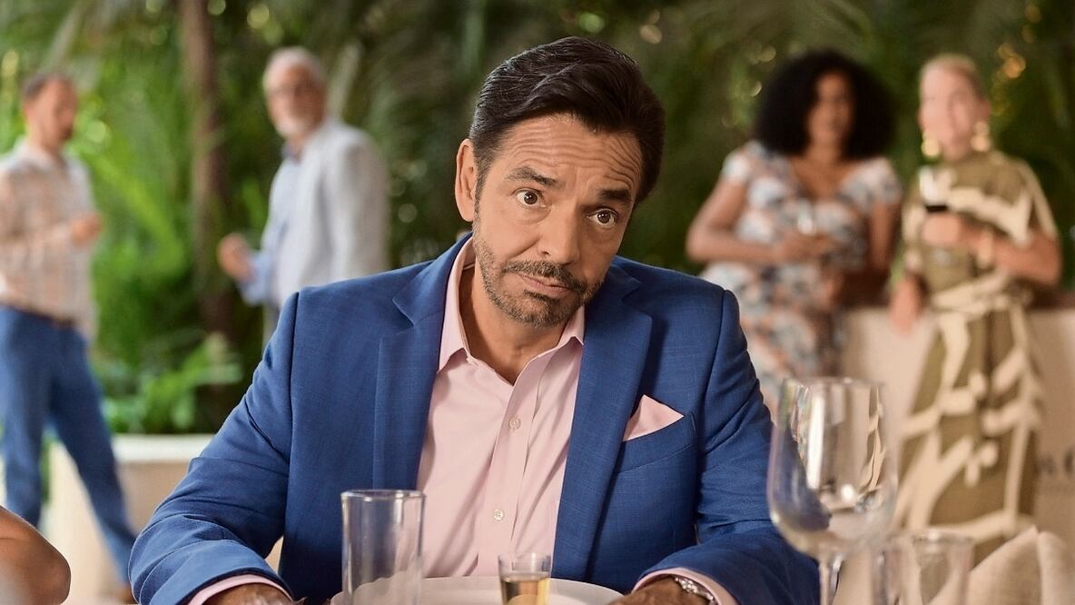 En el serial, grabado antes de que el huracán Otis devastara parte del puerto mexicano, el actor interpreta a Máximo, un mesero en un exclusivo hotel, quien experimenta un giro inesperado al encontrarse con su hija. Foto: APPLE TV+