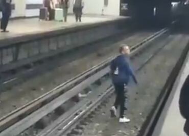 Persona baja a zona de vías en la estación Tepito de la Línea B; causa retraso en el servicio