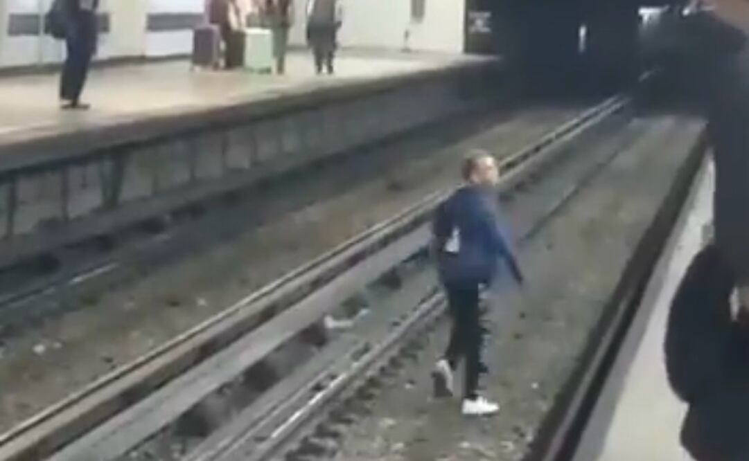 persona baja a zona de vías en la estación Tepito de línea B. Foto: X @MrElDiablo8