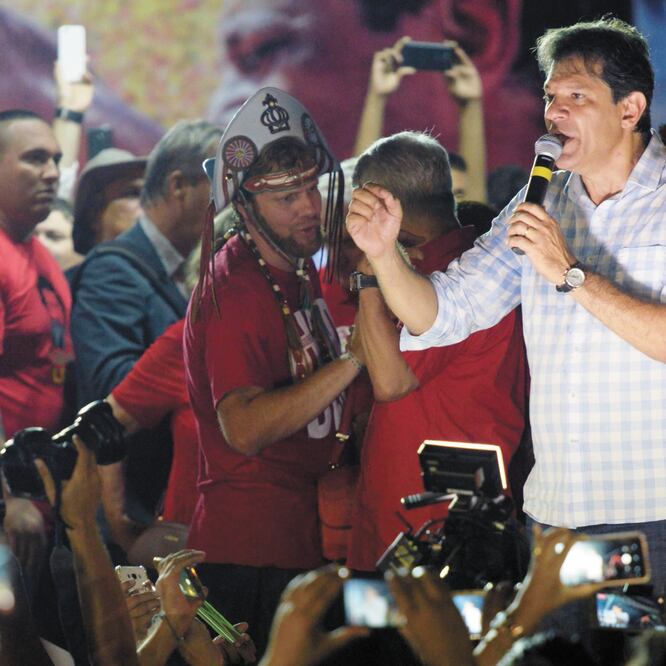 El candidato a la presidencia de Brasil por el Partido de los Trabajadores, Fernando Haddad, ayer durante un mitin en la ciudad de Recife. (LEO CALDAS. AFP)
