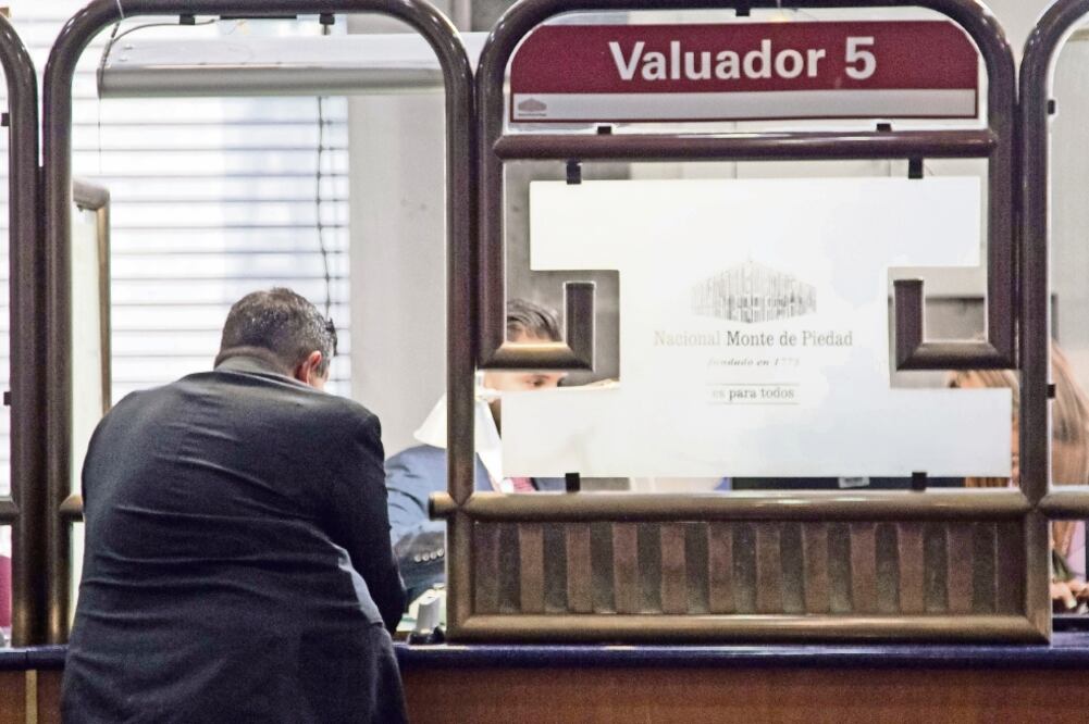 Los valuadores del Montepío señalan que en los primeros días de 2017 se ha registrado un aumento significativo en el número de pignorantes que acuden a solicitar apoyo económico, ante el incremento en los precios de los productos (CUARTOSCURO)