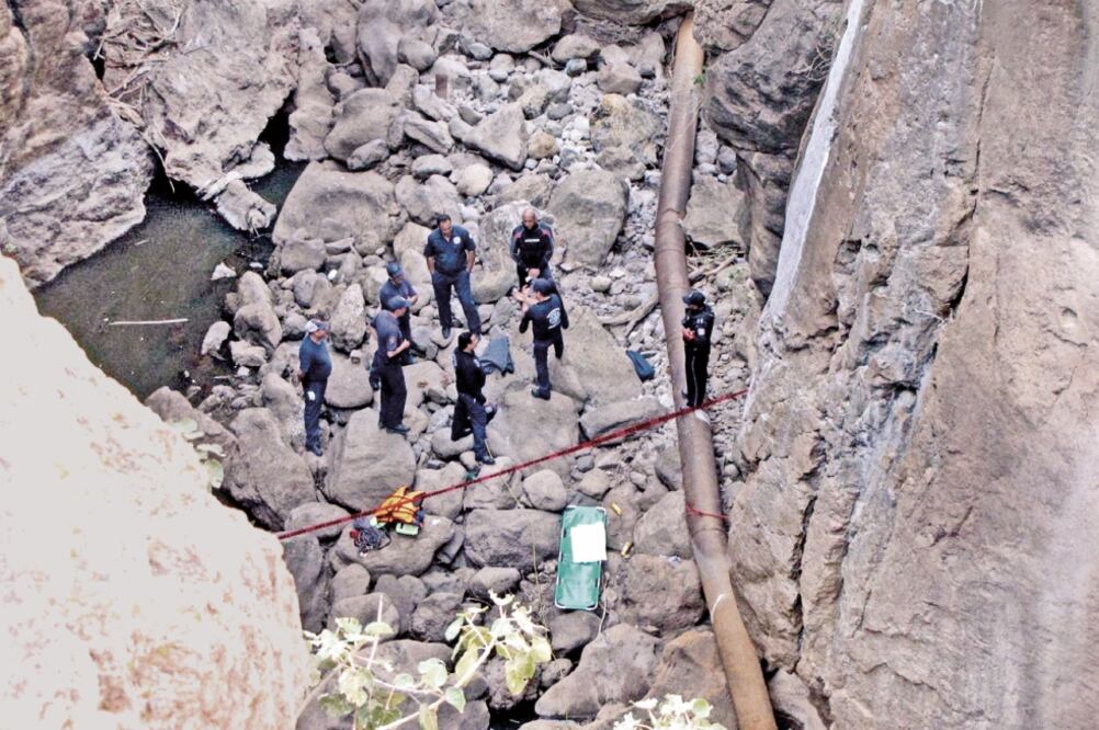 Recuperan cadáver. Personal de Bomberos y Protección Civil rescataron el cuerpo de la joven de la presa Malpaso, la segunda más grande del municipio de Calvillo (CORTESÍA DE VÍCTOR ROMO)