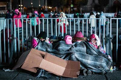 Acuden familias al Zócalo a ver al Papa sin boleto