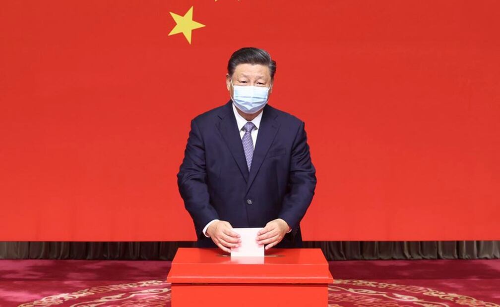 Xi Jinping emite su voto en un centro electoral para elegir a los miembros de la asamblea popular del distrito de Xicheng, en Huairentang, perteneciente al distrito electoral de Zhongnanhai, en el distrito de Xicheng de Beijing, capital de China, el 5 de noviembre de 2021. (Xinhua/Ju Peng)