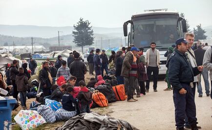 Desaloja Grecia a miles de refugiados de campamento de Idomeni