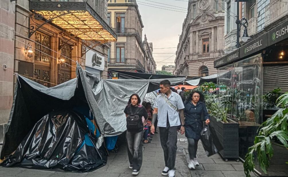 Sobre Cinco de Mayo también hay meseros tratando de atraer comensales ofreciéndoles su menú a las pocas personas que se atreven a ingresar al bloqueo. | Foto: Gabriel Pano/ EL UNIVERSAL.