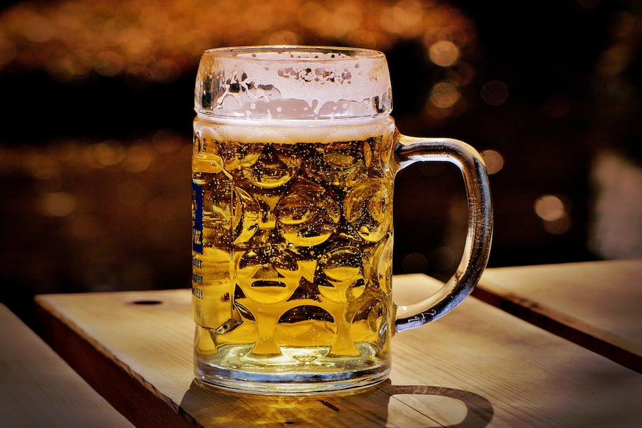La espuma de la cerveza también depende de la técnica al servirla. Foto: Pixabay