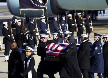 FOTOS: Féretro de Jimmy Carter llega a Washington para tres días de honras fúnebres