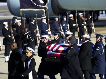 FOTOS: Féretro de Jimmy Carter llega a Washington para tres días de honras fúnebres