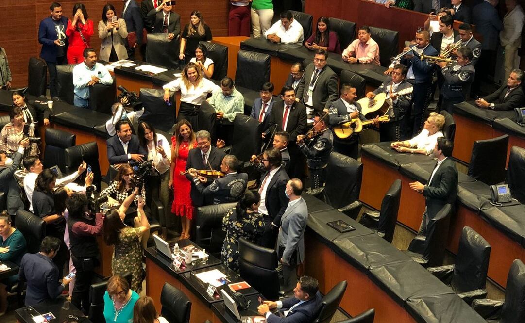 Despiden al líder de la Jucopo, Ricardo Monreal con mariachi en el Senado. Foto: Diego Simón / EL UNIVERSAL