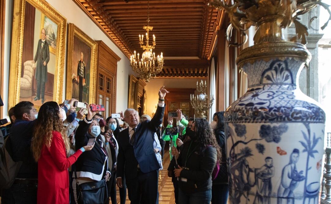 López Obrador señaló que no se ha atrevido a quitar los objetos, algunos jarrones, “porque son muy delicados”. Foto: Presidencia