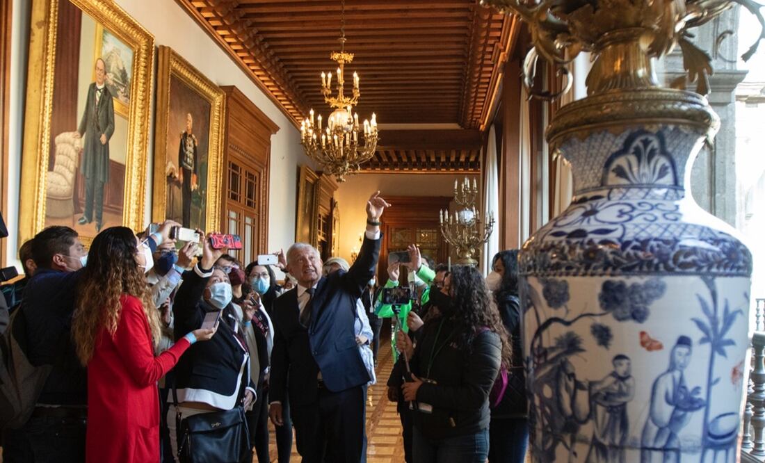López Obrador señaló que no se ha atrevido a quitar los objetos, algunos jarrones, “porque son muy delicados”. Foto: Presidencia