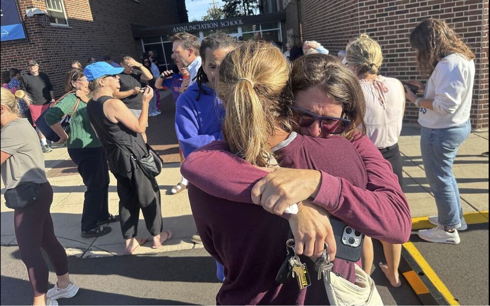 Padres esperan noticias de sus hijos después de un tiroteo reportado en la Escuela Católica de la Anunciación, el 27 de agosto de 2025 en Minneapolis, Estados Unidos. Foto: AP