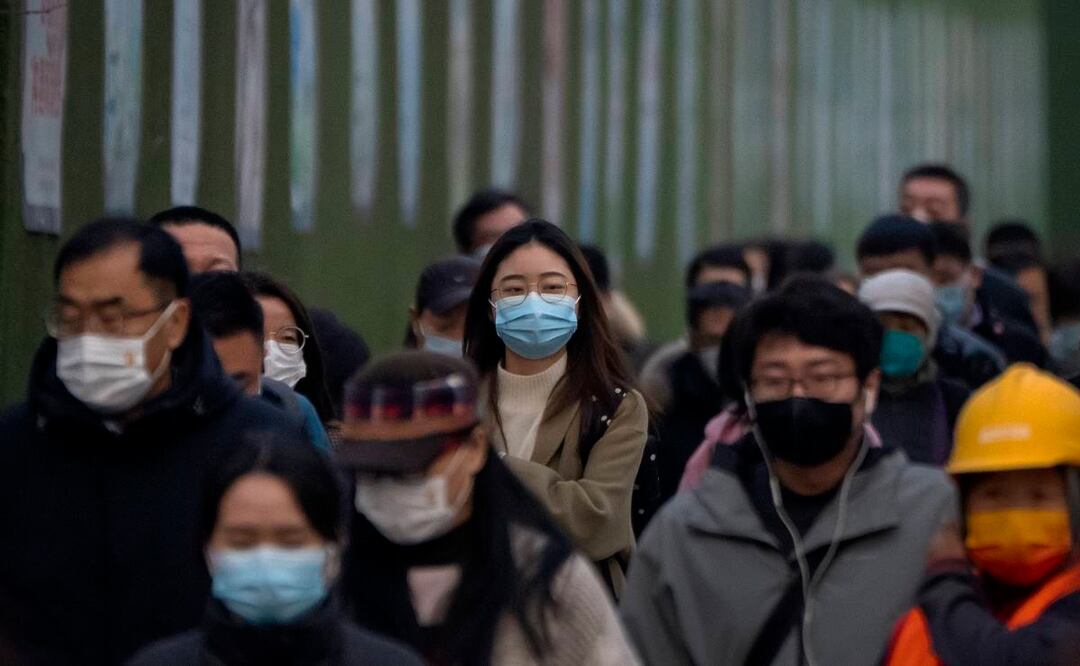 Ciudadanos de China en una calle durante la hora pico de la tarde en el distrito central de negocios de Beijing. Foto: AP
