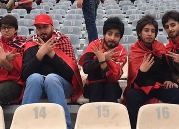 Mujeres iraníes usan barba falsa para poder ver un partido de fútbol