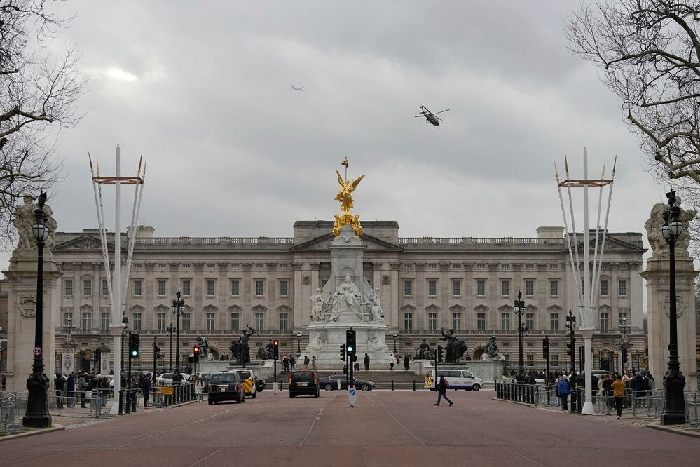 Un helicóptero sale del Palacio de Buckingham con el rey Carlos III y la reina Camilla en Londres, el martes 6 de febrero de 2024. El Palacio de Buckingham anunció el lunes por la noche que el rey ha comenzado un tratamiento ambulatorio para una forma no revelada de cáncer. FOTO: FRANK AUGSTEIN. AP