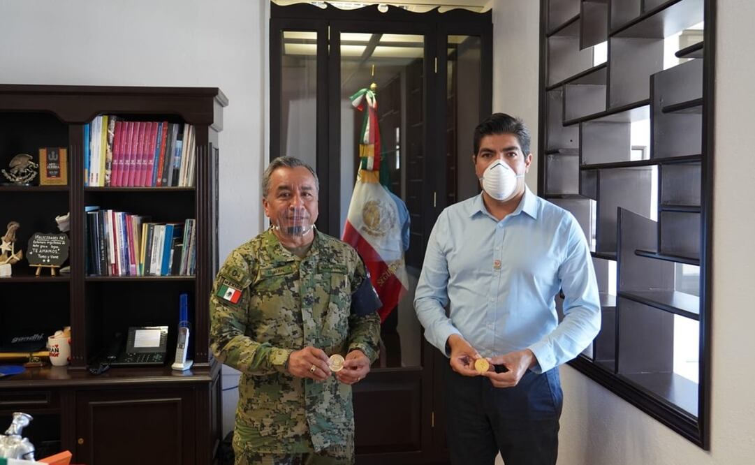 Hilario Durán, comandante de la II Región Naval (izq), y el alcalde Armando Ayala. Foto: Ayuntamiento de Ensenada