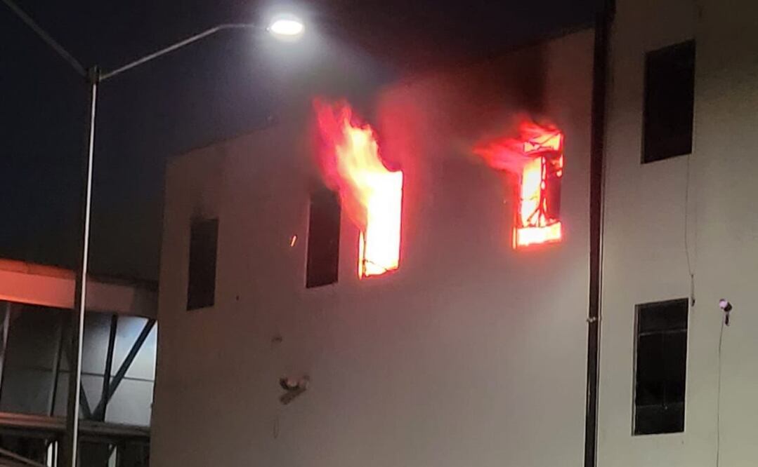 Incendio en el segundo piso del Hospital Civil de la Universidad Autónoma de Nuevo León. FOTO: Especial