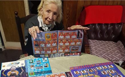 Abuelita gasta su pensión para llenar álbumes de Qatar 2022: "Vivo un momento único con mis nietos"