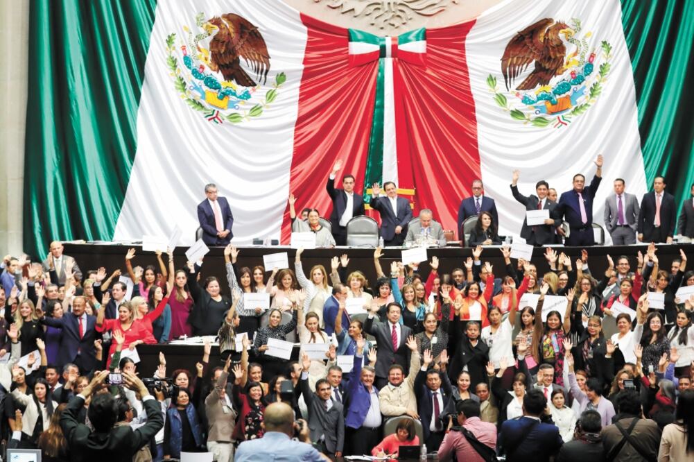 Diputadas de todos los partidos aderezaron siete horas de sesión con la toma de tribuna para exigir respeto a espacios legislativos. (LUCÍA GODÍNEZ. EL UNIVERSAL)