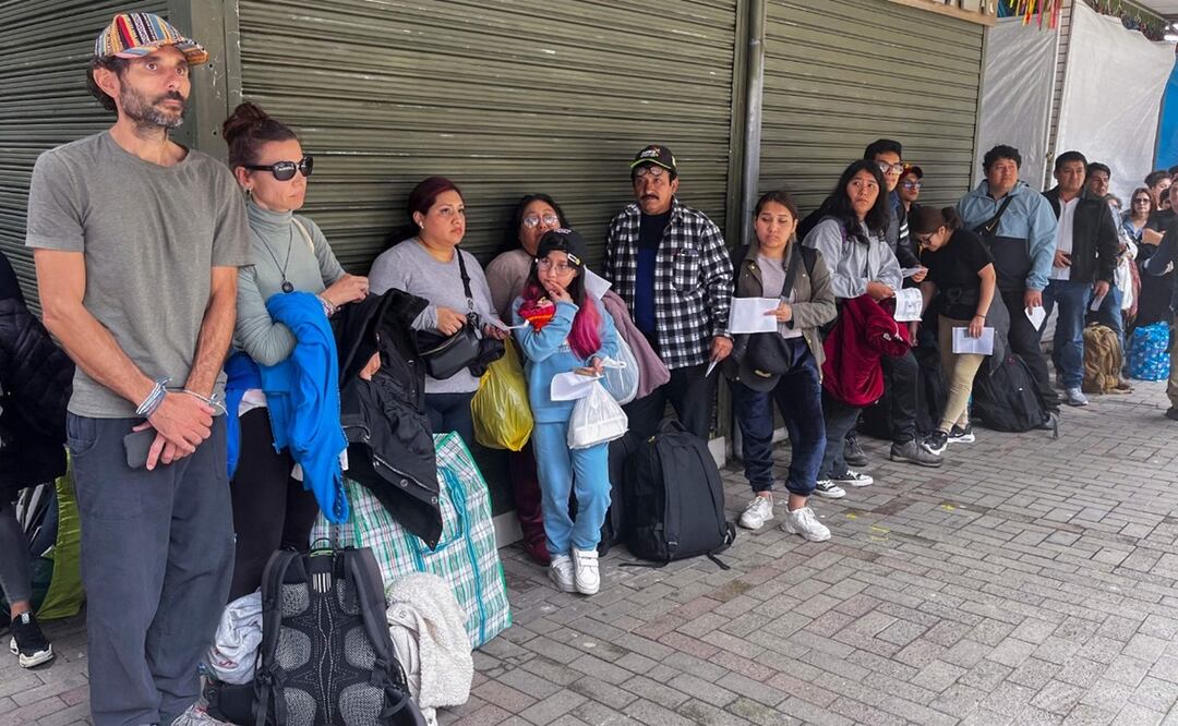 Turistas esperan afuera de la estación de trenes de Machu Picchu luego de que el servicio ferroviario fuera suspendido debido a los daños supuestamente causados por manifestantes en Machu Picchu. Foto: AFP