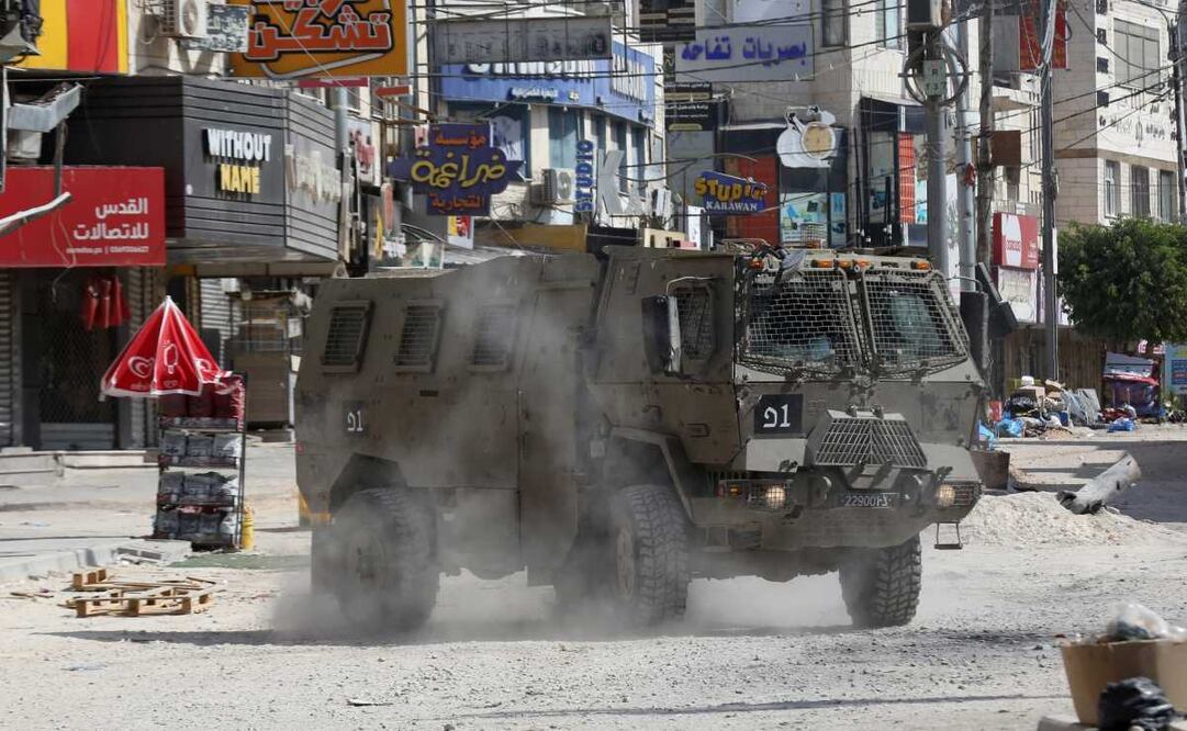 Las fuerzas de seguridad realizaron una operación militar, una operación en la que mataron a nueve terroristas, entre ellos al autodenominado gobernador de Irak. Foto: Xinhua/ imagen del 14 de octubre de 2024/ Vehículo de las fuerzas israelíes visto en una calle durante una operación israelí en el campamento de refugiados de Jenin, en Cisjordania.