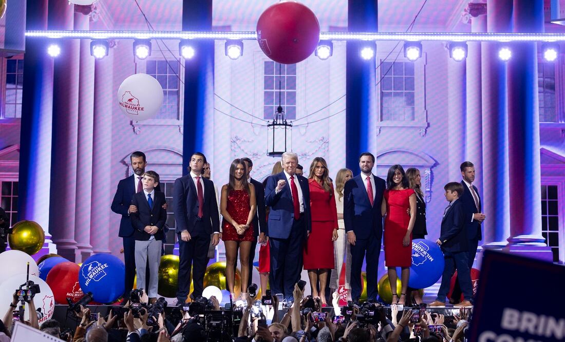 El candidato presidencial republicano Donald J. Trump (centro), con su esposa Melania Trump (a su lado); el candidato republicano a la vicepresidencia, el Senador JD Vance de Ohio; Usha Vance, y otros miembros de la familia Trump en el escenario al final de la Convención Nacional Republicana (RNC) en el Foro Fiserv en Milwaukee, Wisconsin. Foto: EFE