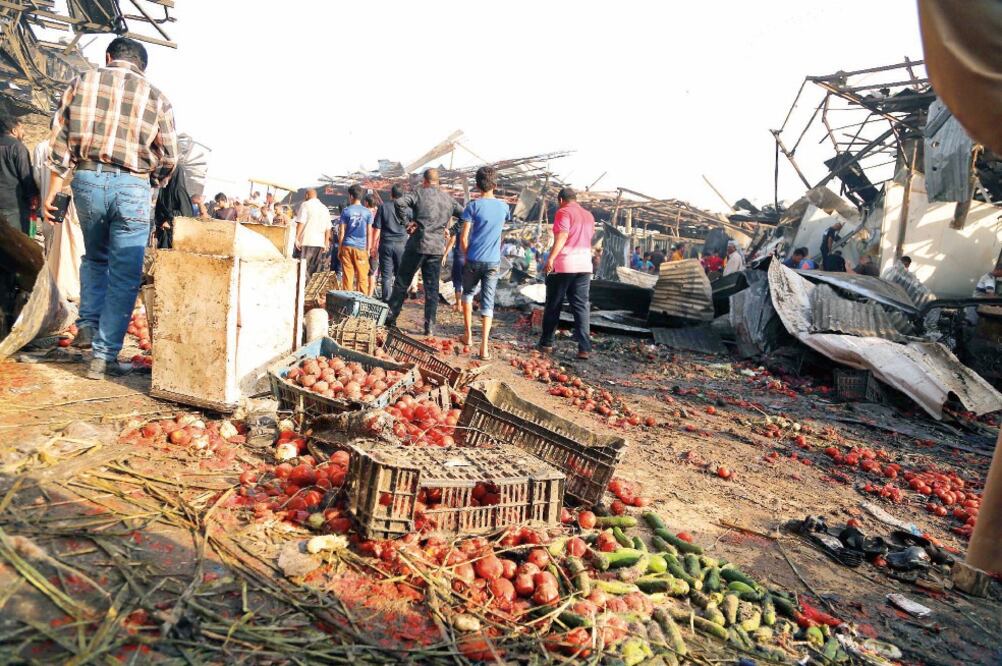 La explosión de un camión-bomba destruyó un mercado iraquí de ventas al mayoreo, en Ciudad Sadr, en un atentado reivindicado por el Estado Islámico el jueves pasado (KHALIL DAWOOD. XINHUA)