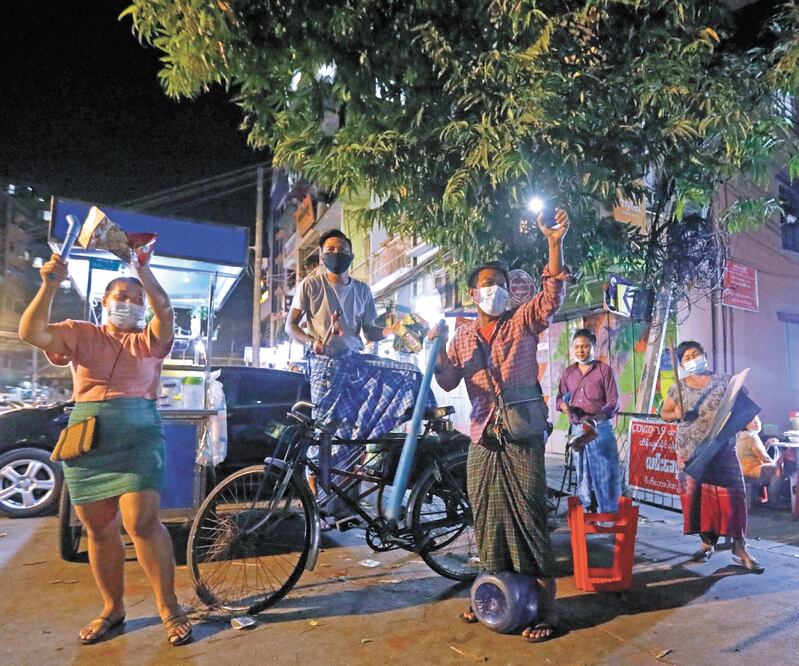 Ciudadanos participan en Rangún en un cacerolazo contra el golpe militar. Foto: AFP