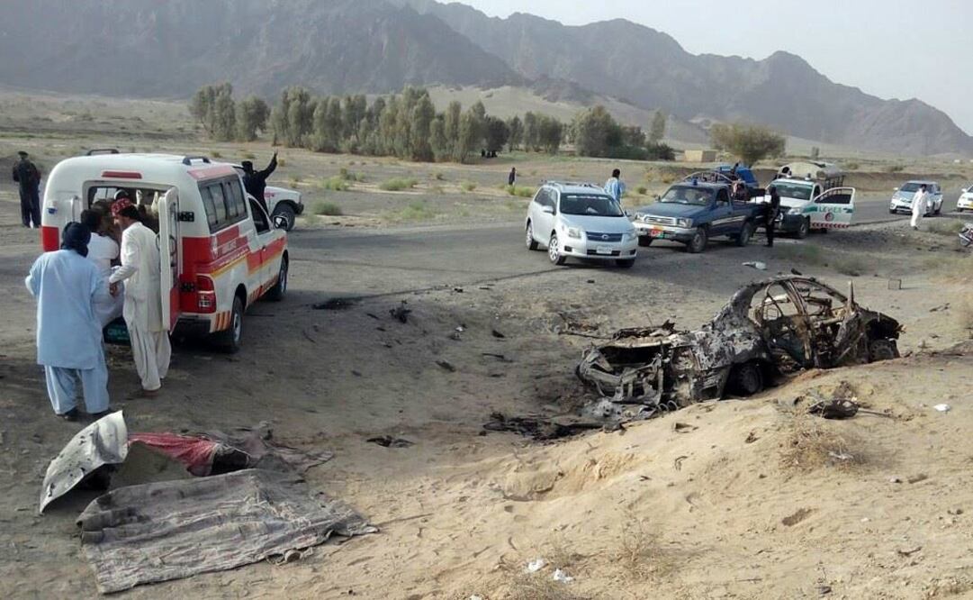 Restos del vehículo en el que presuntamente viajaba el mulá Akhtar Mohamed Mansur. Foto: AP