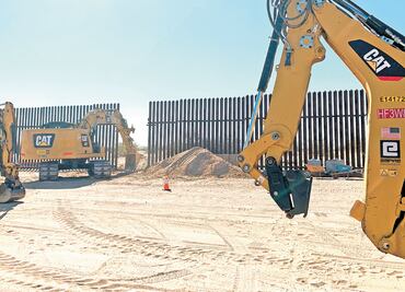 Migrantes cruzaron por brecha en muro fronterizo