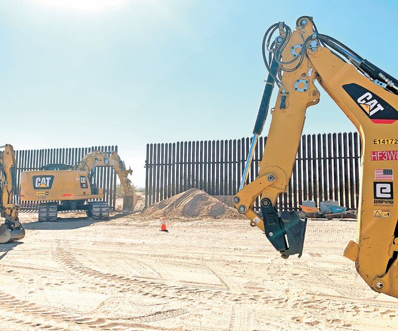 Con maquinaria de construcción, se arregló una brecha en la zona del muro en la frontera con México, en el sur de California. Foto: EUGENE GARCIA. AP