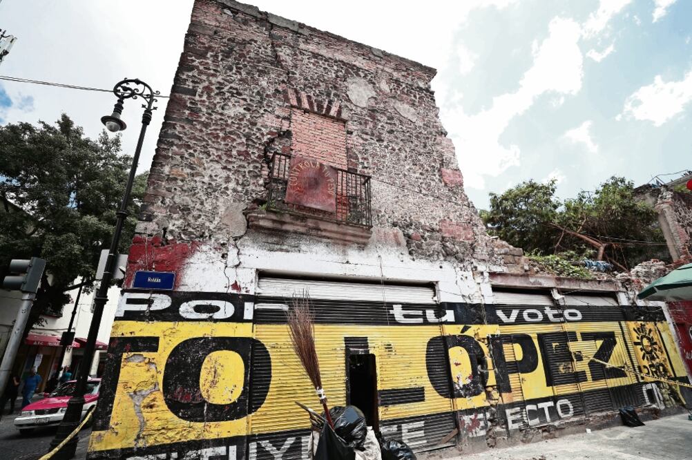 Inmueble semicolapsado en el cruce de las calles Roldán y República de Uruguay (Fotos: ALEJANDRA LEYVA, LUIS CORTÉS y LUCÍA GODÍNEZ)