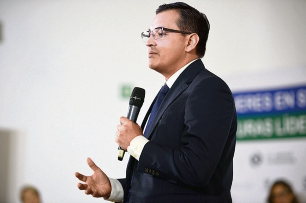 El subsecretario de Comunicaciones de la SCT, Edgar Olvera, aseguró que gracias al cable y la fibra óptica, el internet en hogares ha crecido. (CORTESÍA)