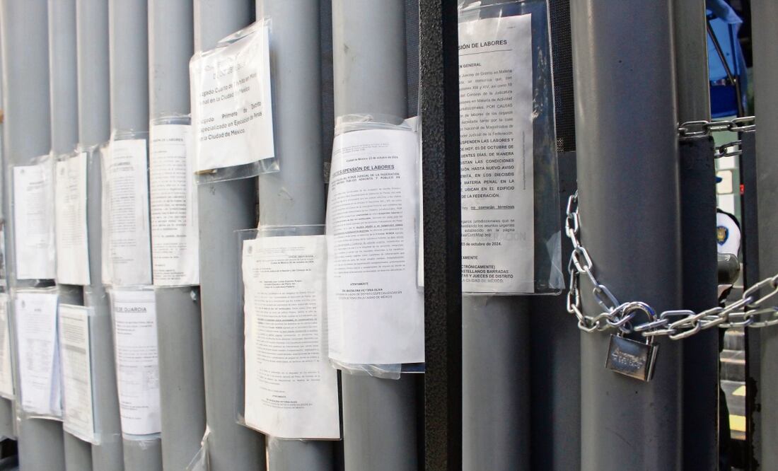 Varias sedes del Poder Judicial de la Federación permanecen cerradas con cadenas, luego de que empleados siguen en protesta contra la reforma. Foto: Francisco Rodríguez / EL UNIVERSAL