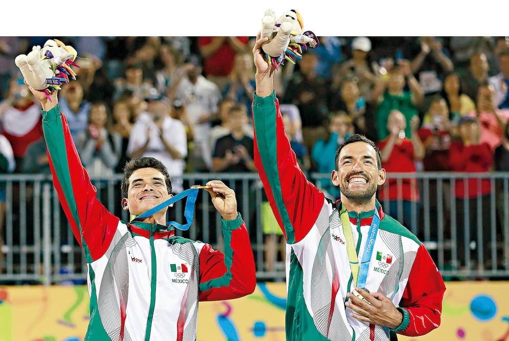La pareja mexicana integrada por Rodolfo Ontiveros (izq.) y Juan Virgen, muestra orgullosa la sorpresiva medalla de oro obtenida en el voleibol de playa al superar a la favorita dupla de Brasil (IMAGO7)