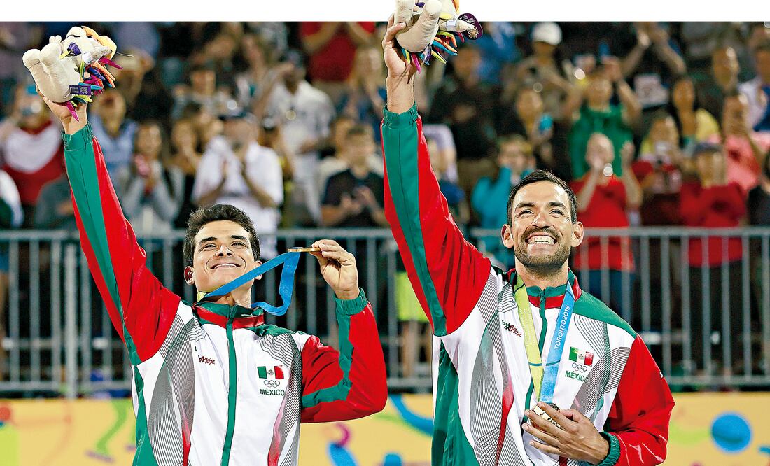 La pareja mexicana integrada por Rodolfo Ontiveros (izq.) y Juan Virgen, muestra orgullosa la sorpresiva medalla de oro obtenida en el voleibol de playa al superar a la favorita dupla de Brasil (IMAGO7)