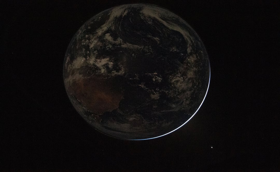 En esta imagen de la Tierra tomada por la tripulación de Artemis II, se ven las luces eléctricas de la actividad humana. En la parte inferior derecha, se ilumina el borde del planeta. Foto: NASA / Vía @NASA