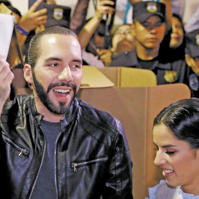 Nayib Bukele junto con su esposa, Gabriela Rodriguez, al depositar su voto. JOSÉ CABEZAS. REUTERS