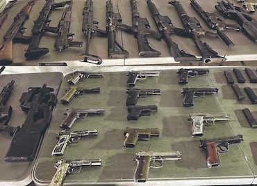 Aseguran al menos 11 armas largas y pistolas doradas en penal de Sinaloa; hallan también un Starlink