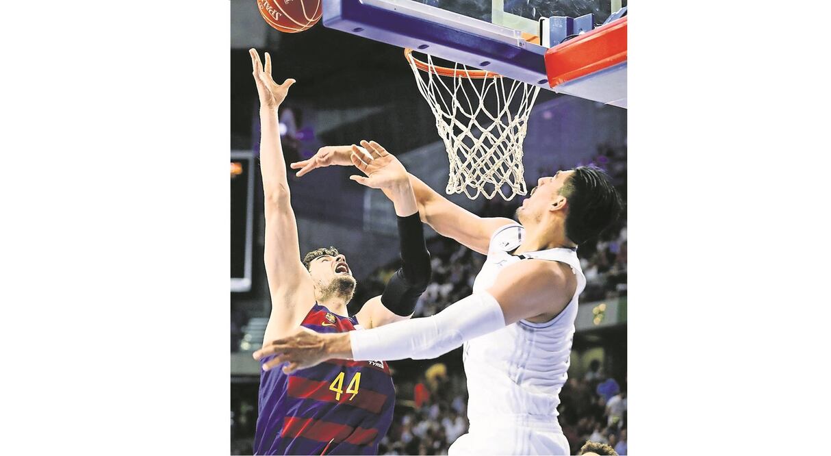 El nayarita (derecha) encestó 12 puntos y contribuyó con ocho rebotes (J. P. GANDUL. EFE)