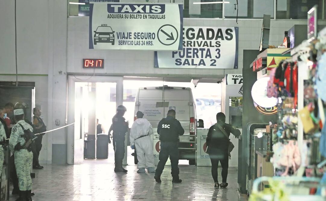 Los usuarios de la terminal de autobuses vivieron momentos de terror cuando se registró la balacera. En el lugar, dos
presuntos responsables del intento de asalto perdieron la vida. Foto: Valente Rosas/EL UNIVERSAL