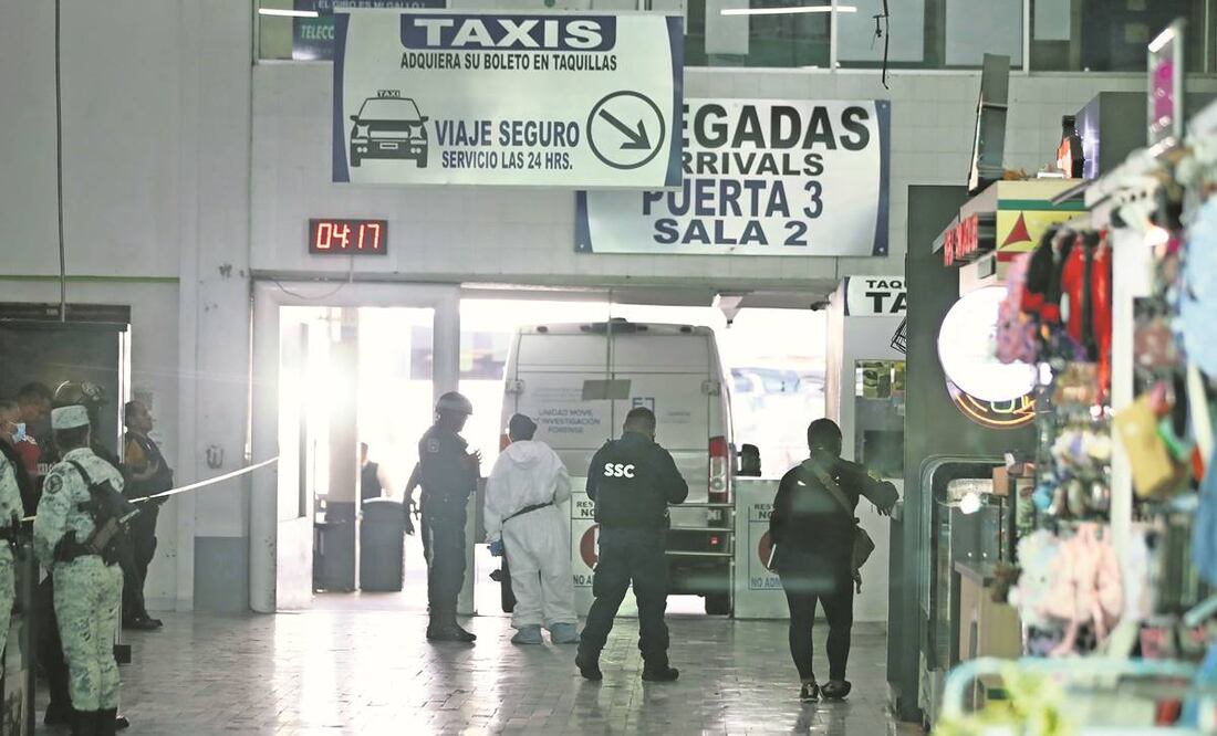 Los usuarios de la terminal de autobuses vivieron momentos de terror cuando se registró la balacera. En el lugar, dos
presuntos responsables del intento de asalto perdieron la vida. Foto: Valente Rosas/EL UNIVERSAL