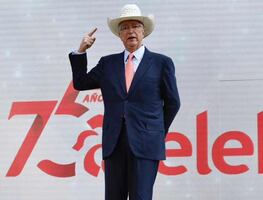 Con sombrero blanco, Salinas Pliego lamenta asesinato de Carlos Manzo; “qué puede ser más importante que eso”, dice