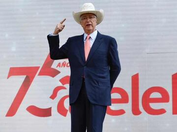 Con sombrero blanco, Salinas Pliego lamenta asesinato de Carlos Manzo; “qué puede ser más importante que eso”, dice