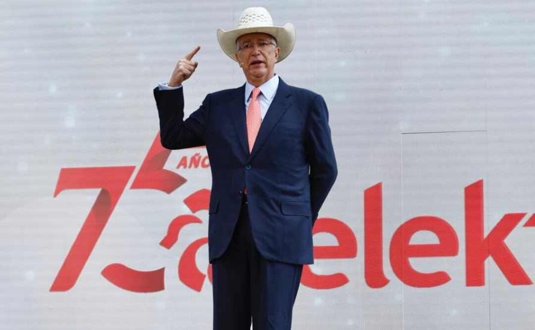 Ricardo Salinas Pliego dentro de la ceremonia del 75 aniversario de Elektra. Foto: Berenice Fregoso / EL UNIVERSAL.