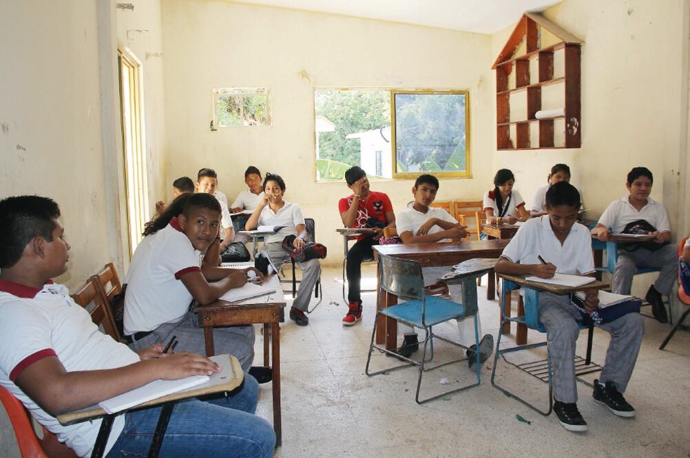 A la Secundaria Técnica 196 Planta Impregnación asisten 105 alumnos, quienes reciben clases de maestros de la Sección 59 (ROSELIA CHACA. EL UNIVERSAL)