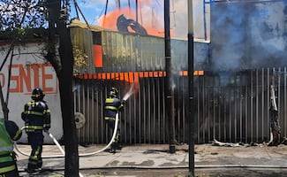 Se incendia fábrica de lonas en alcaldía Iztapalapa; no se reportan personas heridas