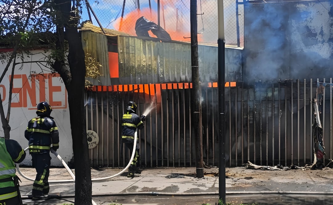 La tarde de este sábado se registró el incendio en una presunta fábrica de lonas, ubicada en la alcaldía Iztapalapa. | Foto: Especial.