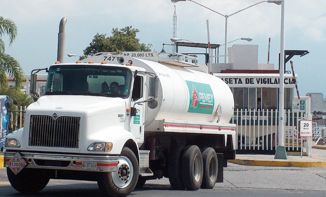 El ciclón ha generado fuertes precipitaciones en diversos estados, "afectando el suministro de gasolina, diésel y turbosina en las terminales de abastecimiento, principalmente del Puerto de Manzanillo, mencionó la Canacar. Foto: Archivo / EL UNIVERSAL